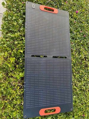 Chargeur solaire double avec une surface étanche en ETFE et une efficacité de panneau solaire allant jusqu'à 23,5%